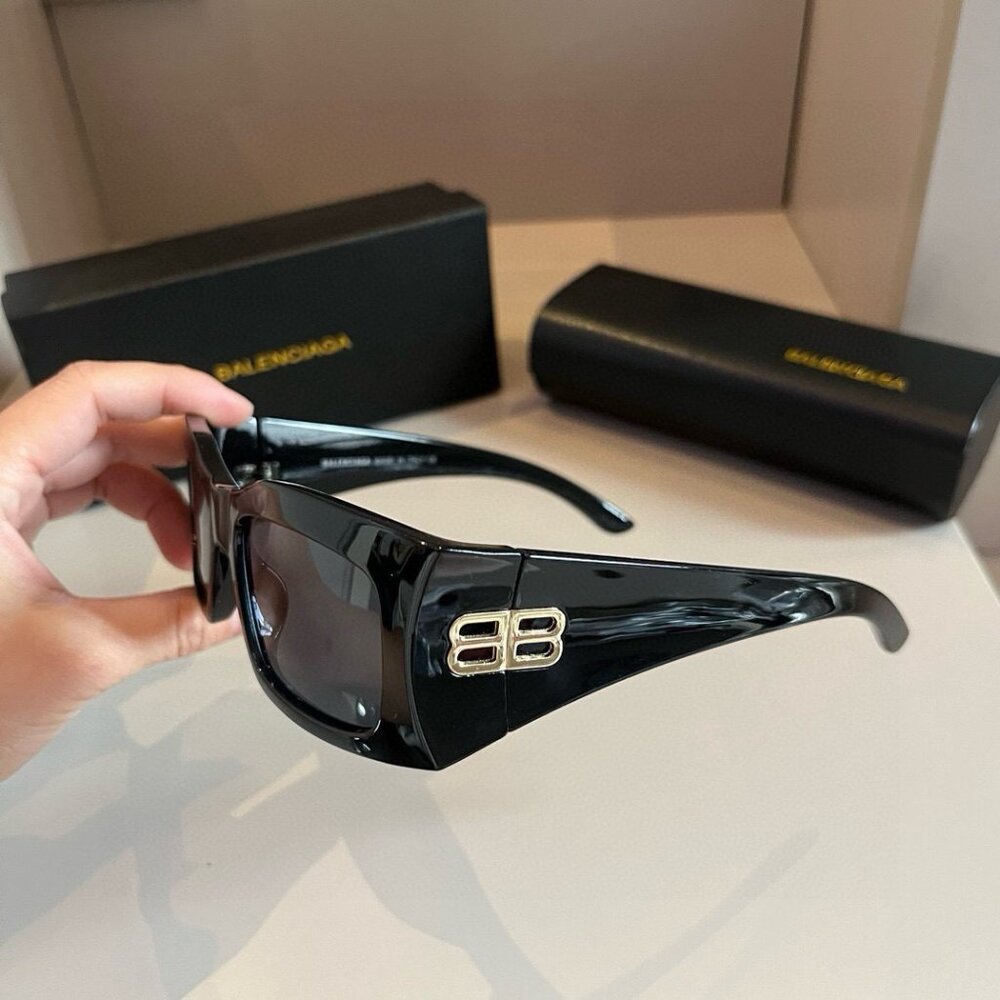 Balenciaga Dynasty rectangle sunglasses in black with gold hardware π - Picture 5 of 6